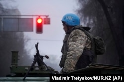Egy kazah katona egy géppuska mellett január 6-án Almatiban. Az AP január 8-án tette közzé az ebben a cikkben szereplő almati képeket