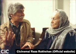 بهرام بیضایی در کنار جمیله شیخی در پست صحنه فیلم مسافران