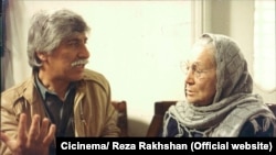 بهرام بیضایی و جمیله شیخی سر صحنهٔ فیلمبرداری فیلم «مسافران»