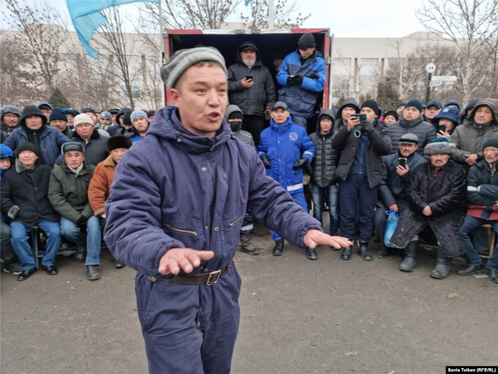 Un bărbat vorbește mulțimii în timpul protestului din fața primăriei din Aktau, pe 5 ianuarie. &nbsp;
