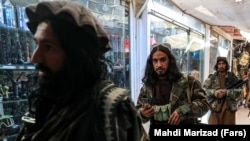 تعدادی از افراد طالبان در یکی از بازاری های کابل