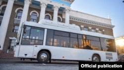 Автобус белорусского производства у здания мэрии. 21 января 2022 года. 
