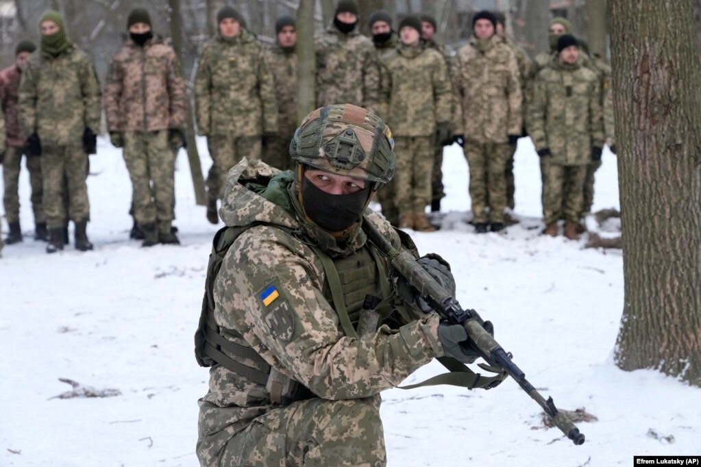 Një instruktor duke stërvitur vullnetarët e Forcave të Mbrojtjes Territoriale në një park në Kiev më 22 janar 2022.