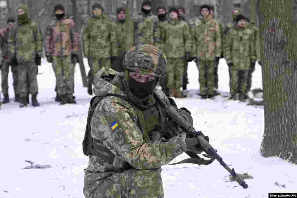Instructor antrenând voluntari ai Forțelor de Apărare Teritorială într-un parc din Kiev, 22 ianuarie.