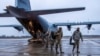 Військовослужбовці ПС США з 4-го винищувального крила (авіабаза Сеймур-Джонсон, США) та 48-го винищувального крила (авіабаза Королівських ПС Лейкенгіт, Велика Британія) прибувають на авіабазу Емарі, Естонія, 24 січня 2022 року