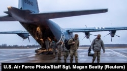 Військовослужбовці ПС США з 4-го винищувального крила (авіабаза Сеймур-Джонсон, США) та 48-го винищувального крила (авіабаза Королівських ПС Лейкенгіт, Велика Британія) прибувають на авіабазу Емарі, Естонія, 24 січня 2022 року