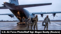 Амэрыканскія і брытанскія вайскоўцы на аэрадроме ў Эстоніі, 2022 год