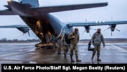 Angol és amerikai katonák érkeznek az észtországi Amari légi támaszpontra 2022. január 24-én