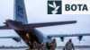 Pilotët nga krahu i 4-t i avionëve luftarakë amerikanë dhe krahu i 48-të luftarakë britanikë, mbërrijnë në bazën ajrore "Amari", në Estoni, më 24 janar 2022.