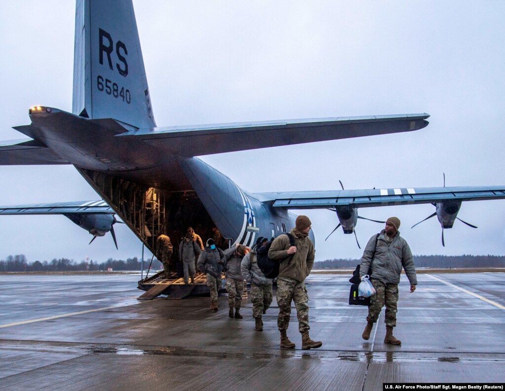 Aeroplanë me ushtarë amerikanë dhe britanikë arrijnë në bazën ajrore të Estonisë, Amari, më 24 janar. Ushtarët udhëtuan nga Gjermania për të mbështetur një mision të NATO-s për "patrullim nga ajri". Fotoja u publikua më 26 janar.
