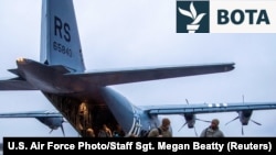 Pilotët nga krahu i 4-t i avionëve luftarakë amerikanë dhe krahu i 48-të luftarakë britanikë, mbërrijnë në bazën ajrore "Amari", në Estoni, më 24 janar 2022.