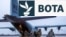 Pilotët nga krahu i 4-t i avionëve luftarakë amerikanë dhe krahu i 48-të luftarakë britanikë, mbërrijnë në bazën ajrore "Amari", në Estoni, më 24 janar 2022.