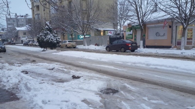 Письма крымчан: Снежный хаос в Керчи и две лопаты на депутата