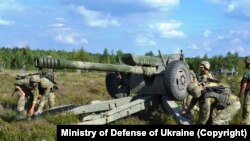 Естонія хоче передати україні радянські гармати Д-30, але для цього потрібен дозвіл Німеччини. Україна також попросила боєприпаси для артилерії – Естонія їх передасть