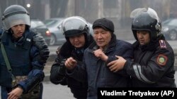 Задержание предполагаемого участника демонстрации. Алматы, 5 января 2022 года