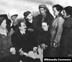 Луначарский беседует в своей приёмной с посетителями. Москва, апрель 1927