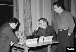 Советские шахматисты (слева направо) Виктор Корчной, Василий Смыслов и Марк Тайманов. 1960 год