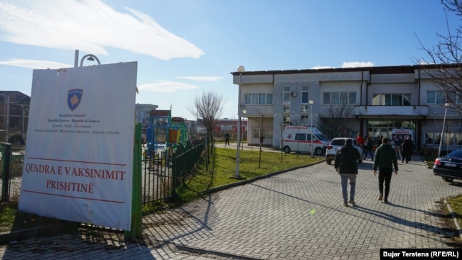 Qendra e Mjekësisë Familjare në lagjen "Emshir", që është shndërruar në qendër vaksinimi kundër koronavirusit. Prishtinë, 5 janar 2022.