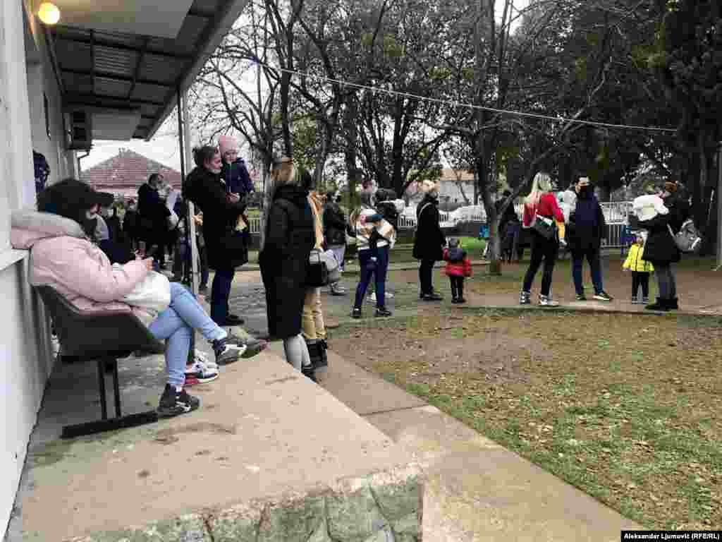 Redovi ispred COVID-ambulanti, koje su dio javnog zdravstva i apoteka, su iz dana u dan duži. (na fotografiji: čekanje na testiranje ispred COVID-centra za djecu u Podgorici, 4. januar 2022.)