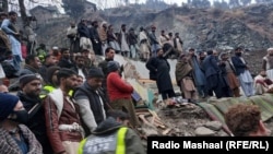 په عین حال کې درې کسان لا ورک دي او د ملبې لاندې دي چې ژغورنکي ادارې یې د راویستو هڅې کوي.