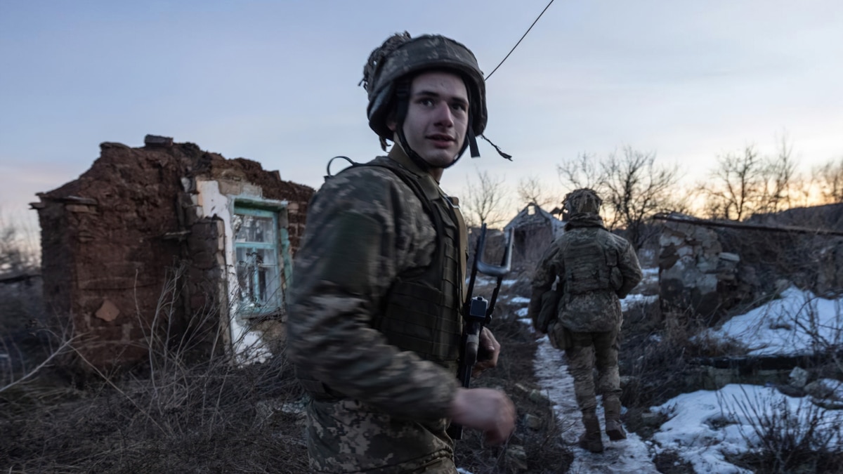 'Tired Of Waiting': Ukraine Photojournalists Talk Mood On The Front Lines - Vimarsana News
