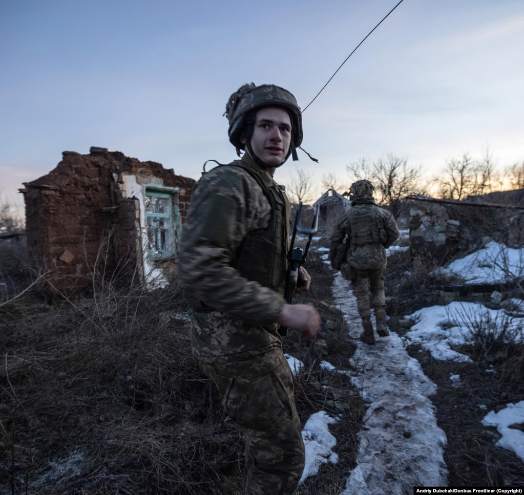 Një ushtar i ri ukrainas, pranë vijave të frontit, në një vend të panjohur në rajonin e Donetskut, në lindje të Ukrainës, në fillim të janarit.