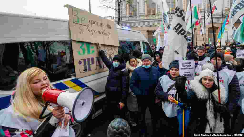 25&nbsp;січня під будівлею українського парламенту відбулася акція руху &laquo;SaveФОП&raquo; під назвою &laquo;Владо, приймай або йди геть!&raquo;, учасники якої протестували проти&nbsp;фіскалізації (ред. &ndash; використання касових апаратів) 