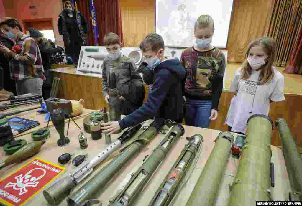 Ukrainian schoolchildren look at munitions during a lesson on how to detect and treat suspicious devices and ammunition amid the military escalation on their country&#39;s eastern border.&nbsp;