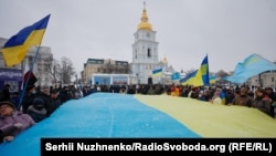 За даними журналістів, до акції в столиці долучилися кілька сотень людей із українськими прапорами та гаслами проти агресії Росії