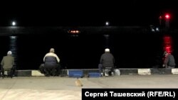 Рыбаки на берегу Черного моря