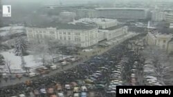 Сутринта на 10 януари 1997 г. парламентът е заобиколен от протестиращи срещу управлението на БСП.