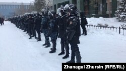 Полицейские у здания акимата Актюбинской области, 5 января 2022 года