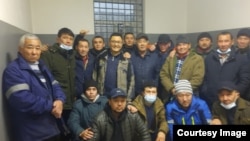 Азаттықтың Алматы бюросының басшысы Қасым Аманжол Алматыдағы Медеу аудандық полиция бөлімінде басқа ұсталғандармен бірге. 4 қаңтар, 2022 жыл.