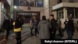 Бишкек милициясынын имаратынын алдында тургандар. 22-январь, 2022-жыл.
