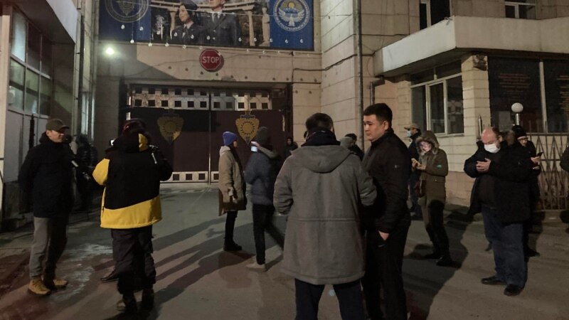 Бишкек милициясынын алдында 50дөй адам топтолуп турат