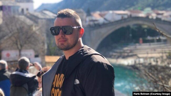 Ponovni susret djece ratnog Mostara i španskog vojnika "radijus kretanja nam je bio 200 metara", sjeća se haris behram svog odrastanja u razorenom ratnom mostaru. iza njega, na ovoj nedavnoj fotografiji, pruža se pogled na most obnovljen nakon rata, pošto je poznati mostarski stari most uništen u granatiranju 1993. godine.