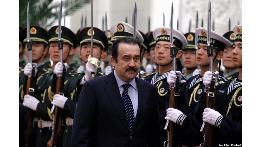 Premierul demis al Kazahstanului, Karim Masimov, inspectează garda de onoare în timpul unei ceremonii oficiale de întâmpinare în Sala Mare a Poporului, din Beijing, în 2002.