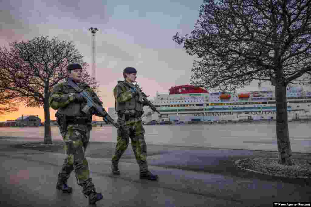 Ushtarët suedezë duke patrulluar më 13 janar në qytetin Visbi, në ishullin e Gotlandit në Detin Baltik, ku Stokholmi ka shtuar praninë e forcave të sigurisë në ditët e fundit, në mes të tensioneve me Moskën për shkak të grumbullimit të trupave nga Rusia pranë kufirit me Ukrainën.