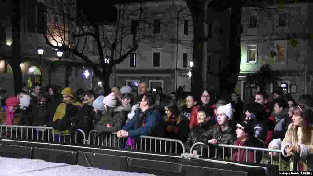 U Trebinju je javni doček pravoslavne Nove godine bio na Trgu slobode. U prvim redovima su bili najmlađi bez maski i fizičke distance.