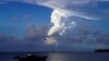 Imagine surprinsă pe 21 decembrie 2021 cu nori de la erupția vulcanică, văzuți de lângă capitala insulei, Nuku'alofa.