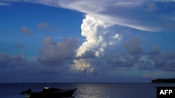 Imagine surprinsă pe 21 decembrie 2021 cu nori de la erupția vulcanică, văzuți de lângă capitala insulei, Nuku'alofa.