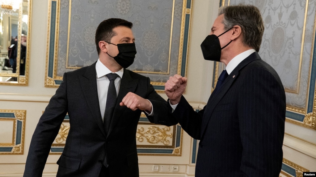 U.S. Secretary of State Antony Blinken (right) is greeted by Ukrainian President Volodymyr Zelenskiy before their meeting in Kyiv on January 19.