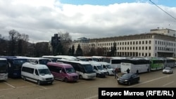  Автобусите са паркирани на площада до Българска народна банка 