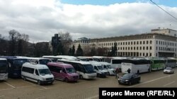 Автобусите са паркирани на площада до БНБ