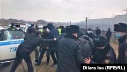 Полицейские задерживают участников акции протеста против роста цен и социальной несправедливости. Шымкент, 4 января 2022 года