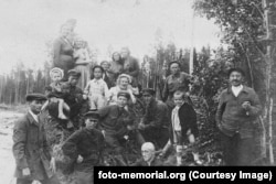 Egy munkatábor őrei és más dolgozók, valamint családtagjaik egy ünnepnapon Karéliában 1940-ben