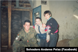 Salvadoro Andres Peláez spanyol ENSZ-békefenntartó a nyolcéves Haris Behrammal és unokatestvérével, a 11 éves Almir Behrammal egy 1993-as fotón a boszniai Mostarban