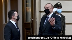 Кроме того, Зеленский (слева) пообщался с Алиевым (справа) о новых ударах по мирному населению Украины и необходимости «зеленых коридоров» (фото иллюстративное)
