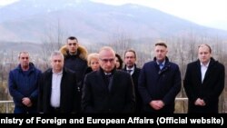 Gordan Grlić Radman (u sredini), hrvatski ministar spoljnih i evropskih poslova, u posjeti Križančevom Selu kod Viteza u centralnoj BiH, 4. januar 2022.