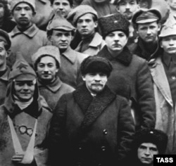 Лідер більшовиків, голова Ради народних комісарів СРСР Володимир Ульянов (Ленін), березень 1921 року (на фото – в першому ряду, праворуч від людини у «будьоновці»)